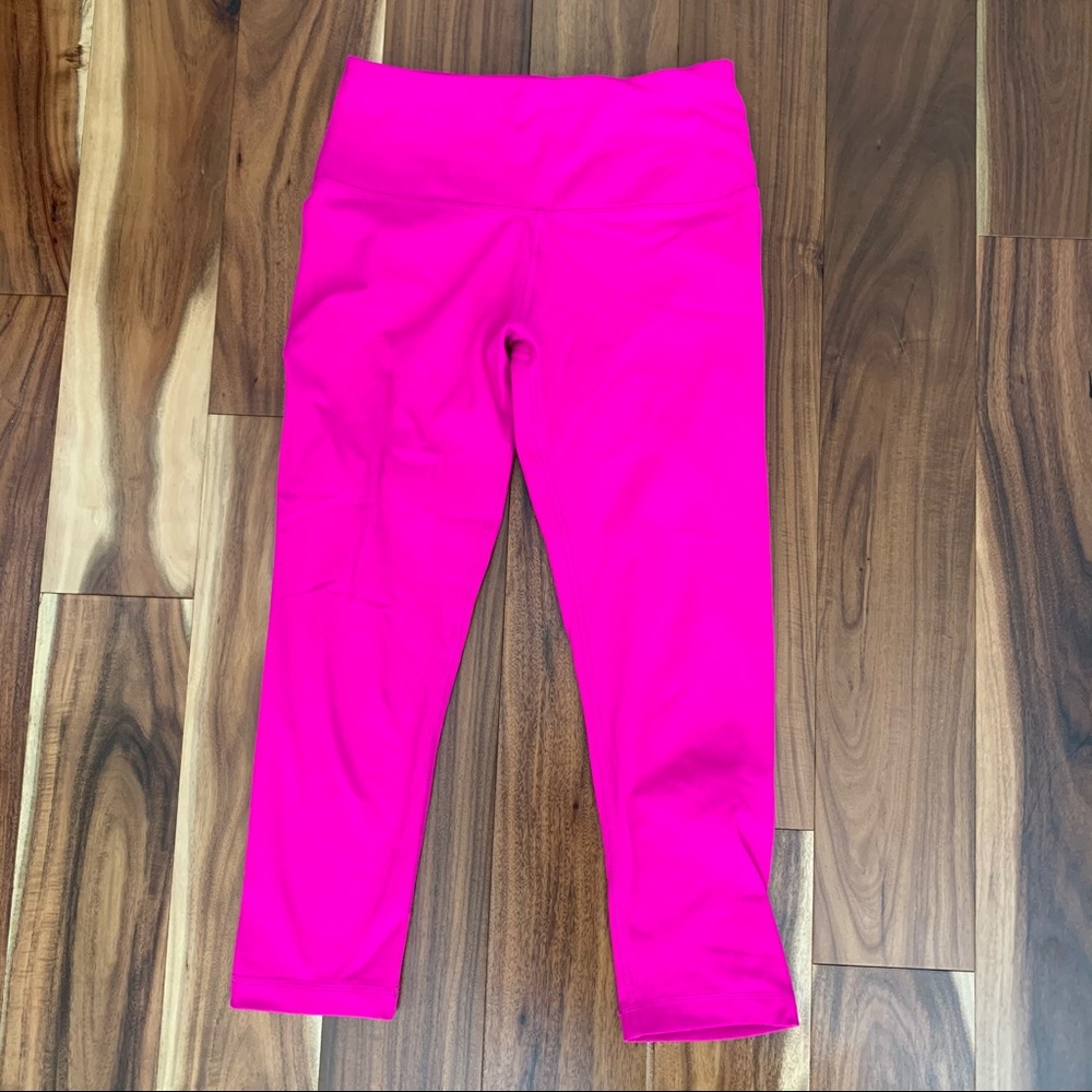Neon pink cropped leggings😍